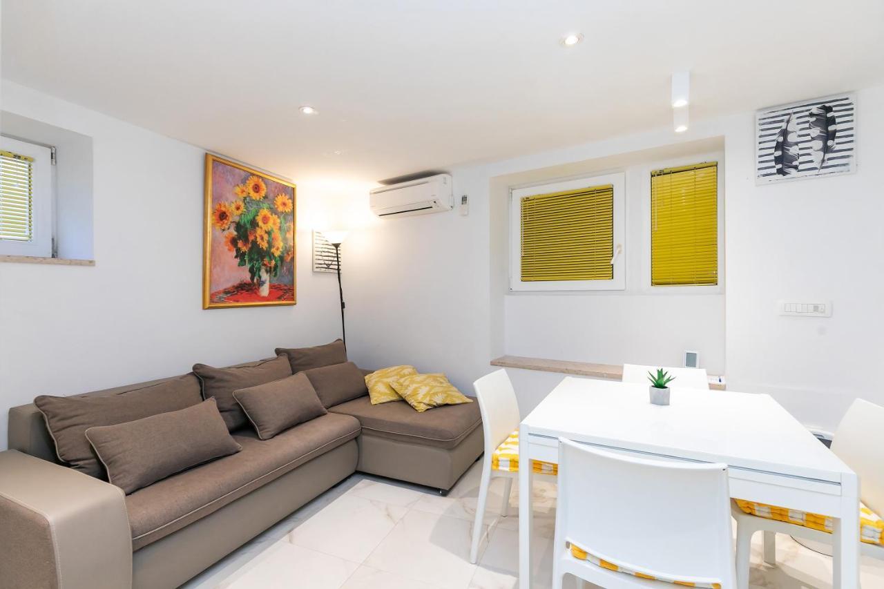 Apartment In The Heart Of Carera Street ロヴィニ エクステリア 写真