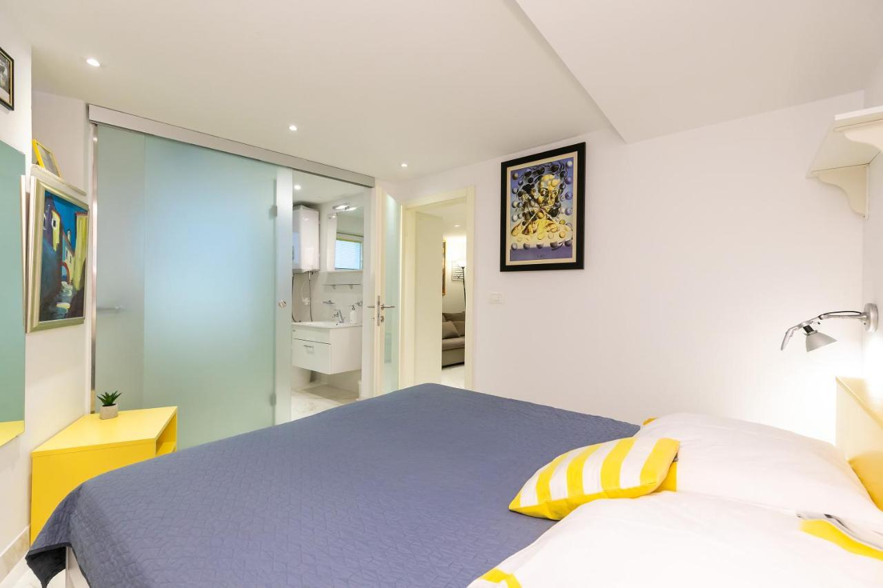 Apartment In The Heart Of Carera Street ロヴィニ エクステリア 写真