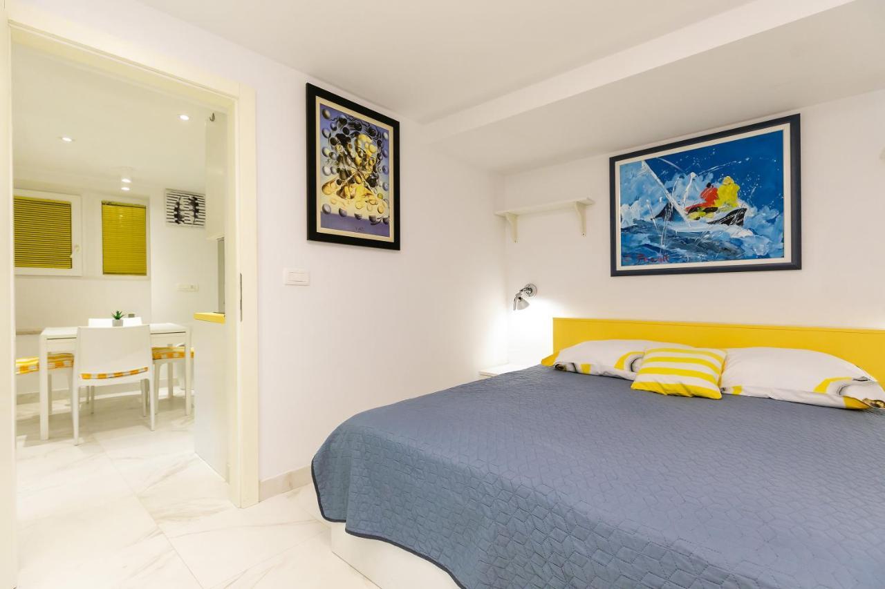 Apartment In The Heart Of Carera Street ロヴィニ エクステリア 写真